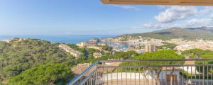 balcón con vistas a la ciudad y al océano en Precioso apartamento con piscina y vistas al mar, en Sant Feliu de Guíxols