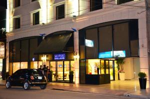 a car parked in front of a building at night at Le Parc Hotel & Suite in Villa María