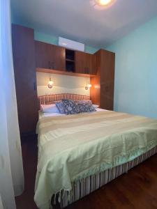 ein Schlafzimmer mit einem großen Bett in einem Zimmer in der Unterkunft Apartments Linda in Drašnice