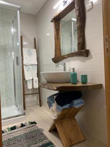 La salle de bains est pourvue d'un lavabo et d'un miroir. dans l'établissement Casa das Estátuas, à Gondramaz