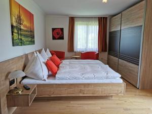 A bed or beds in a room at Gut Römerhof Még 37 kép