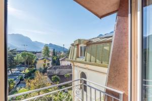 balkon z widokiem na miasto w obiekcie Appartamento Villa Principessa w Arco