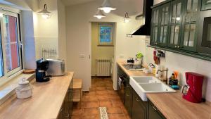 una cocina con encimeras de madera y fregadero en Villa Oria, en Pula