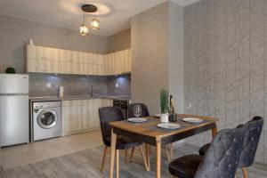 A kitchen or kitchenette at Luxury 2-bedroom apartment by Studenets Center by Flat Mаnager