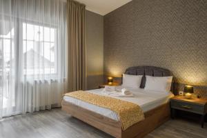 A bed or beds in a room at Luxury 2-bedroom apartment by Studenets Center by Flat Mаnager
