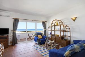 een woonkamer met uitzicht op de oceaan bij Apartamento Meia Praia in Lagos