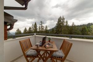 A balcony or terrace at Luxury 2-bedroom apartment by Studenets Center by Flat Mаnager