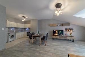A kitchen or kitchenette at Luxury 2-bedroom apartment by Studenets Center by Flat Mаnager