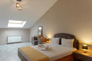 A bed or beds in a room at Luxury 2-bedroom apartment by Studenets Center by Flat Mаnager