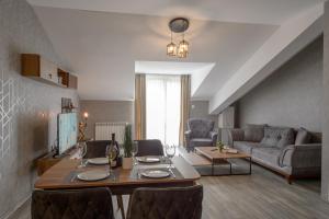 sala de estar con mesa y sofá en Luxury 2-bedroom apartment by Studenets Center, en Pamporovo
