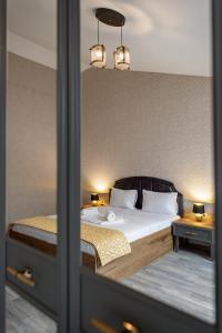 A bed or beds in a room at Luxury 2-bedroom apartment by Studenets Center by Flat Mаnager