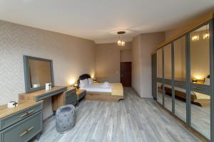 A bed or beds in a room at Luxury 2-bedroom apartment by Studenets Center by Flat Mаnager