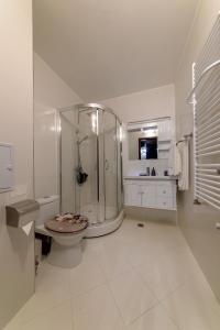 A bathroom at Luxury 2-bedroom apartment by Studenets Center by Flat Mаnager Még 22 kép