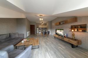 A kitchen or kitchenette at Luxury 2-bedroom apartment by Studenets Center by Flat Mаnager