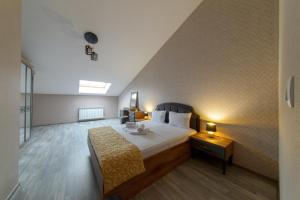A bed or beds in a room at Luxury 2-bedroom apartment by Studenets Center by Flat Mаnager