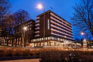 ein Gebäude in der Nacht mit Lichtern davor in der Unterkunft Hotel Klubben in Tønsberg