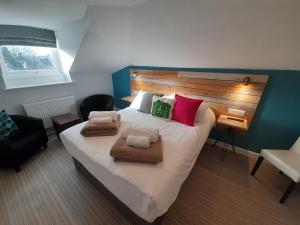 Кровать или кровати в номере Cotswold Aparthotel
