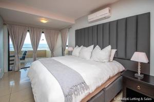 A bed or beds in a room at Lazy Lizard 41 - with Inverter