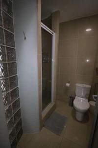 A bathroom at Lazy Lizard 41 - with Inverter