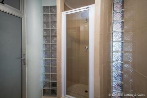 A bathroom at Lazy Lizard 41 - with Inverter