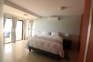 A bed or beds in a room at Lazy Lizard 41 - with Inverter