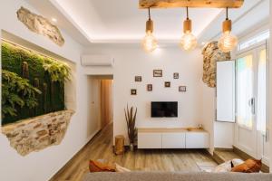 a living room with a tv and a couch at Casa da Tia Zézinha by RNvillage in Sesimbra