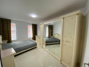 1 dormitorio con cama y espejo en Luxe appart, en Dison