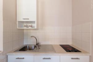 a kitchen with a sink and a counter top at Paradise Village in Roda
