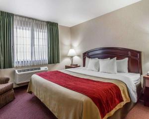Säng eller sängar i ett rum på Quality Inn & Suites Fort Madison near Hwy 61