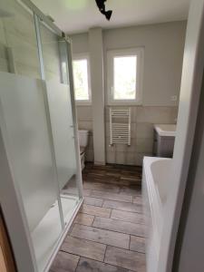 La salle de bains est pourvue d'une douche, de toilettes et d'un lavabo. dans l'établissement Pilets de la baie d'Authie, à Fort-Mahon-Plage