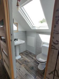 La salle de bains est pourvue de toilettes, d'un lavabo et d'une lucarne. dans l'établissement Pilets de la baie d'Authie, à Fort-Mahon-Plage