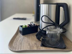Příslušenství pro přípravu čaje a kávy v ubytování Hotel Cecina Beach