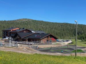 un grand bâtiment avec des joueurs de baseball sur un terrain dans l'établissement RukaValley Unique58, à Ruka