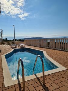 una piscina con dos barras de metal junto a en Villa Luciana, en Trogir