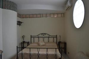 - une chambre avec un lit dans une pièce dotée d'une fenêtre dans l'établissement My Angels B&B, à Pompéi