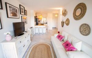 un soggiorno con un divano bianco e una TV di HAPPY PLACE - plage - wifi a Cogolin
