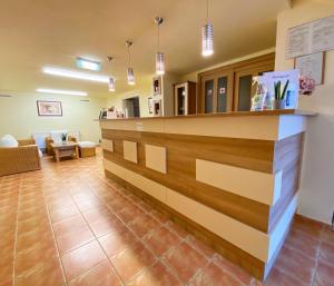 un vestíbulo de un hospital con mostrador de recepción en Hotel Magnólia, en Balatonszepezd