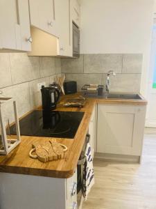 cocina con encimera y cafetera en ABOVE PORTHMINSTER BEACH - "St James Rest" is a SUPER STYLISH PRIVATE APARTMENT - 2 mins walk Main Car Park & Station, en St Ives