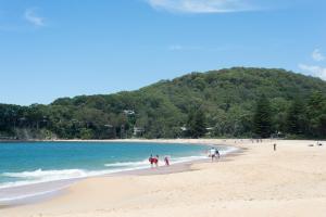珀尔比奇Beach Shack semi detached, 2 Min Walk to Beach - Wattle的一群人在海滩上散步 更多13张照片