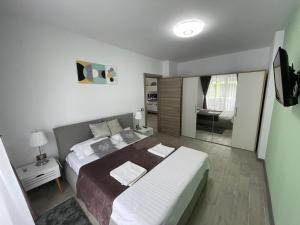 ein Schlafzimmer mit einem großen Bett in einem Zimmer in der Unterkunft GreenView Alezzi Beach Resort in Mamaia Nord – Năvodari + 28 Fotos