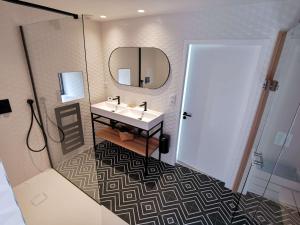 La salle de bains est pourvue d'un lavabo et d'un miroir. dans l'établissement Domaine de Stang Bihan, à Concarneau