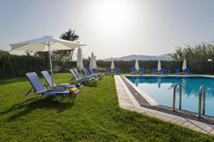 Bazén v ubytovaní Alonia Hotel Apartments alebo v jeho blízkosti