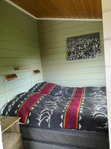 Davvi Siida - Reindeer Design Lodge tesisinde bir odada yatak veya yataklar