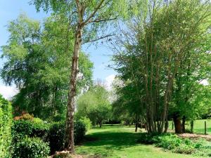 een groep bomen in een grasveld bij Holiday Home Dolce Vita - PHA104 by Interhome in Plouha