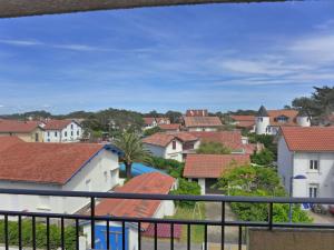 einen Blick vom Balkon eines Wohnviertels in der Unterkunft Apartment Le Grand Large by Interhome in Capbreton + 21 Fotos