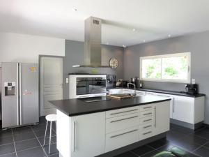 Kuchyň nebo kuchyňský kout v ubytování Holiday Home Eugénie by Interhome