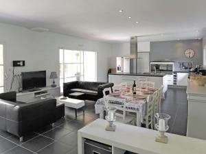 Kuchyň nebo kuchyňský kout v ubytování Holiday Home Eugénie by Interhome