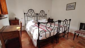 een zwart bed in een kamer met een tafel bij Casa Guigas in Pragelato