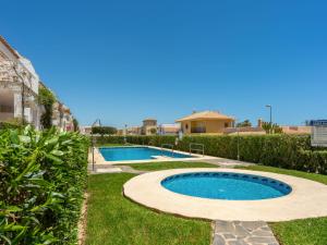 una piscina en el patio de una casa en Apartment Sierra Mar by Interhome, en Los Amarguillos