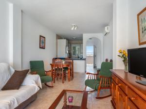 Apartment Sierra Mar by Interhome في Los Amarguillos: غرفة معيشة مع أريكة وطاولة
